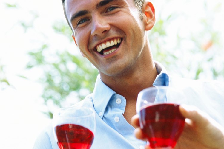 El consumo moderado de alcohol puede ser seguro para los adultos sanos.
