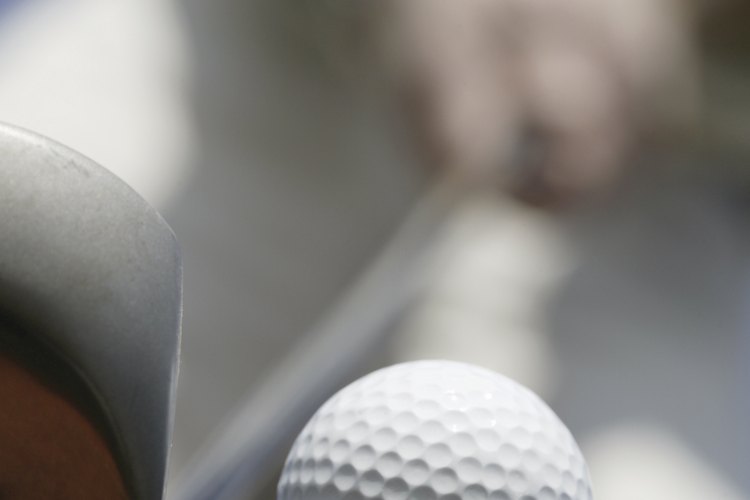 Las caminatas involucradas en la práctica del golf pueden ayudar a aliviar el dolor de la ciática.