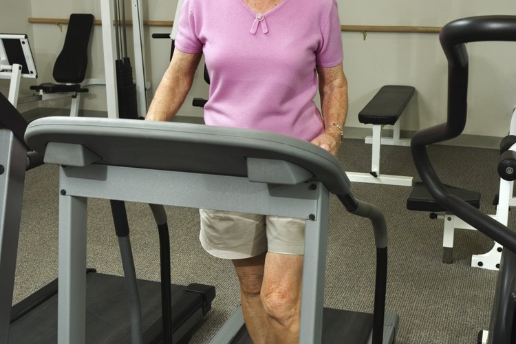 La caminata en la cinta es un buen ejercicio para las piernas.