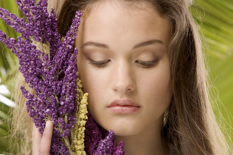 Si tu hija es fanática de las flores, decora su pancarta de cumpleaños con hermosas floraciones.