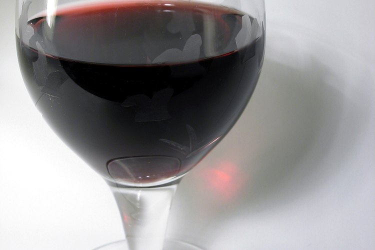 Cada variedad de vino tinto tiene un contenido calórico ligeramente diferente.