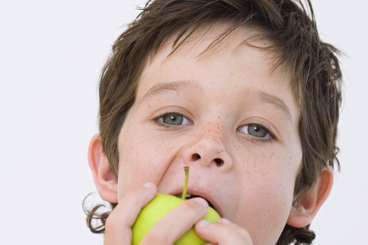 Al niño le gustaban las manzanas que producía su Árbol Generoso.