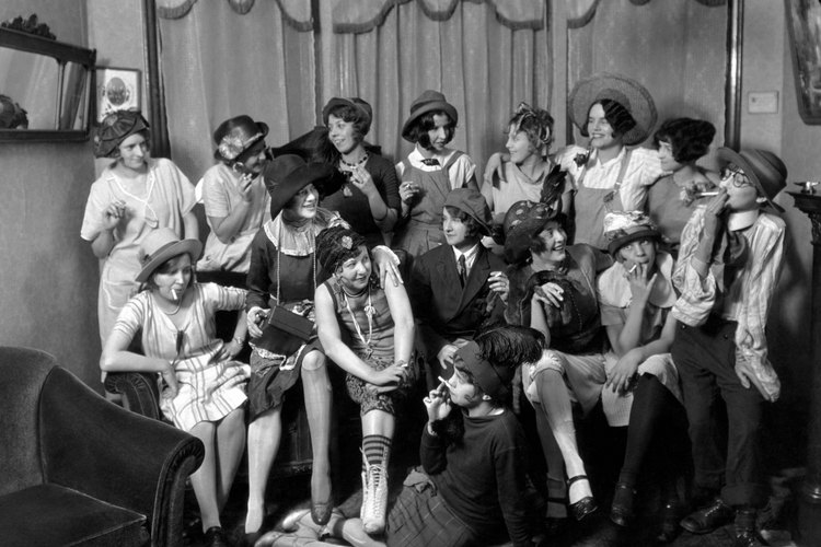 Con su cabello corto, faldas cortas y vestidos de cintura baja, estas chicas flapper comenzaron una tendencia