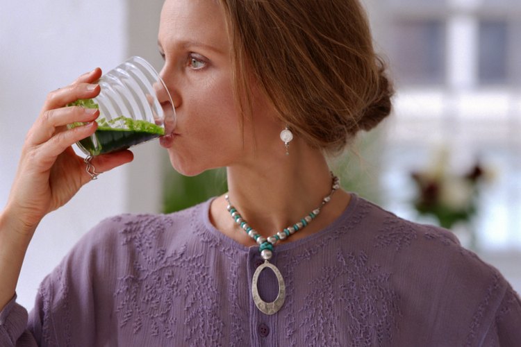 Llena tu vaso con pasto de trigo para una bebida extra vegetal.