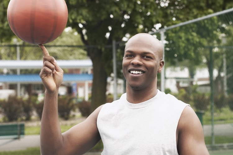 Jugar baloncesto puede aumentar el riesgo de sufrir un esguince de dedo.