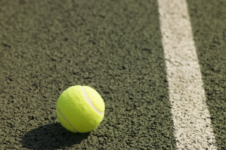 Usa una pelota de tenis sencilla para aliviar el dolor asociado con la bursitis de cadera.