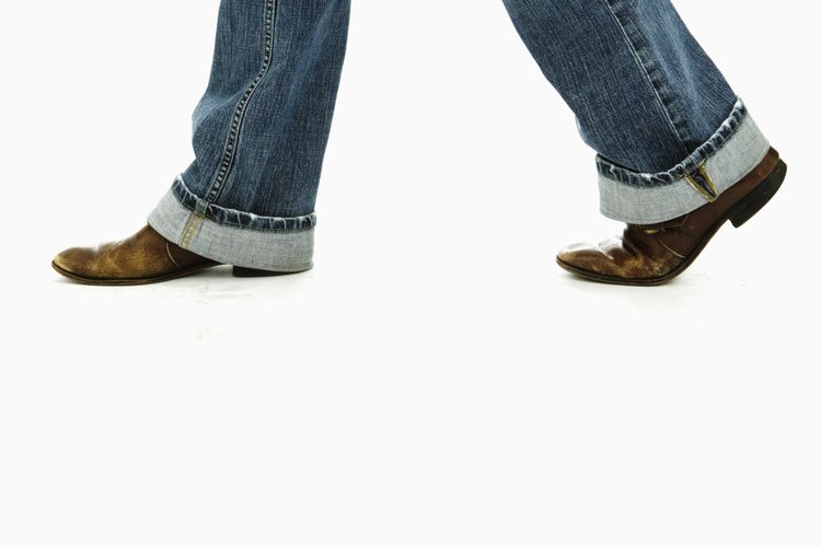 Caminar una larga distancia con botas podría verse genial, pero puede causar moretones y dolor en tus pies.