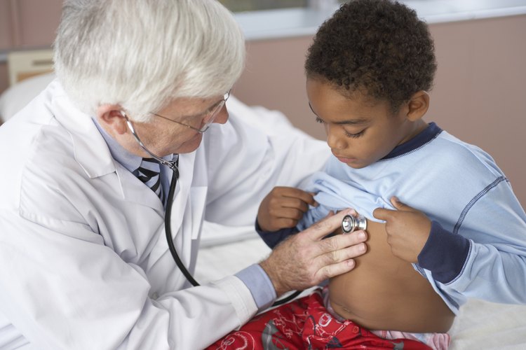 Un examen físico y pruebas de sangre ayudan a determinar la causa de la anemia infantil.