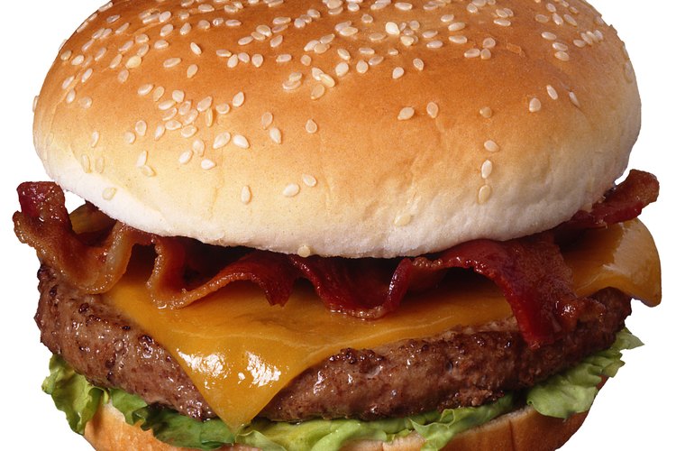 Pide una hamburguesa regular sin adicionales, como queso y tocino para mantener calorías razonables.