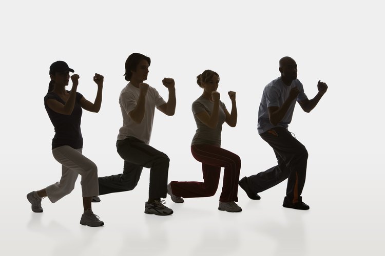 Ponte en cuclillas y mueve los brazos para quemar más grasa del estómago durante la zumba.
