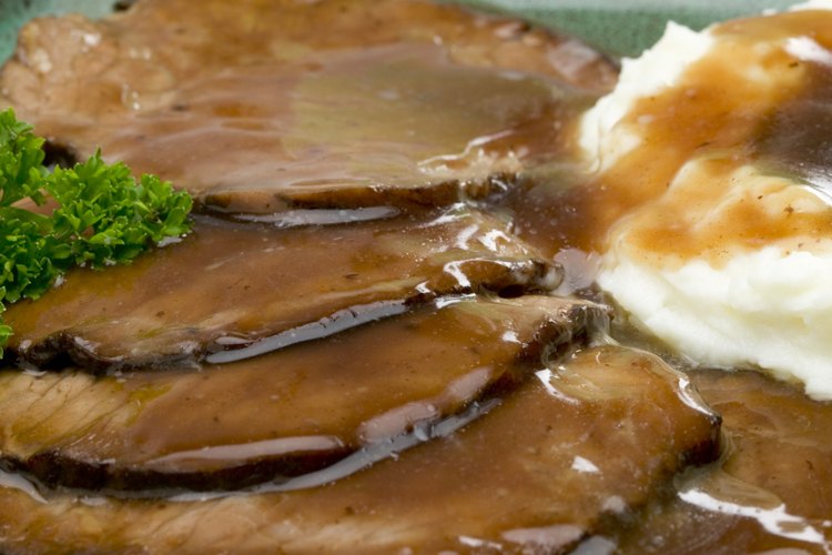 El puré de papas con salsa es una guarnición versátil.