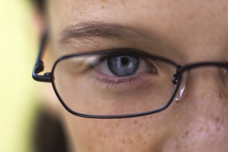 La pantalla solar ayuda a prevenir que las pecas queden oscuras y que se formen otras nuevas.