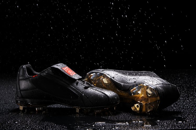Es importante el uso de zapatos de fútbol o botines al jugar fútbol.