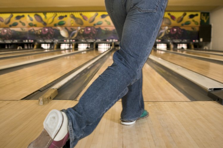 Un poco de polvo es una manera de hacer que los zapatos para bolos se deslicen mejor.