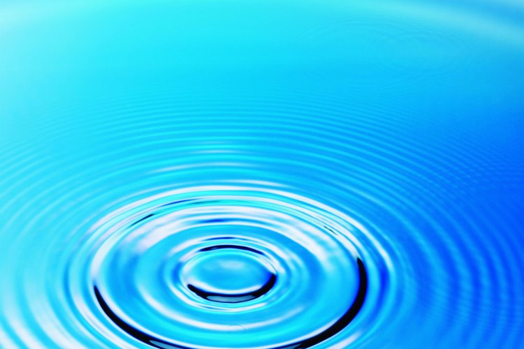 Dejar caer un iPhone en el agua puede causar daños que incluye una pantalla táctil que no responde.