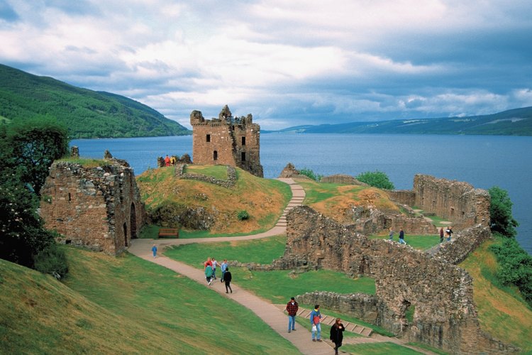El misterio detrás del famoso monstruo del Lago Ness de Escocia ofrece material interesante para estudios de unidad.