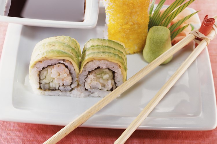 El pescado incorrectamente manipulado utilizado en el sushi puede causar dolor abdominal debido a la intoxicación con alimento.
