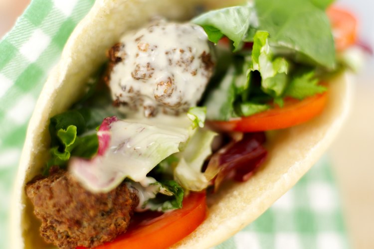 El falafel suele servirse en pan de pita con vegetales y salsa.