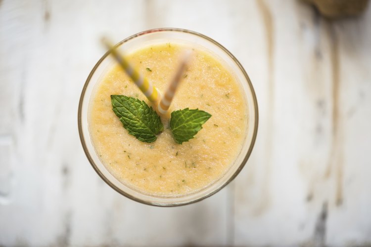 Vista de un batido de banana con cantelope, con menta fresca.