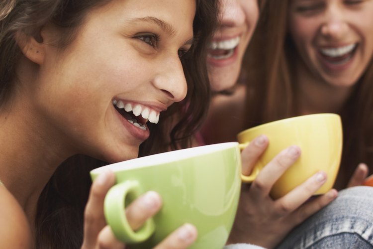 El café, el té y las bebidas sin alcohol son fuentes comunes de cafeína.
