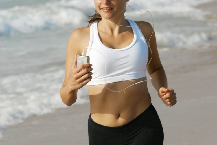 Corre en la playa para tener un cambio de escenario.