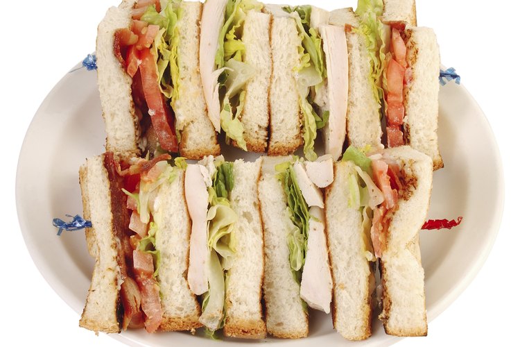 El fiambre de pechuga de pavo es una manera efectiva de incluir proteínas en tus sándwiches.