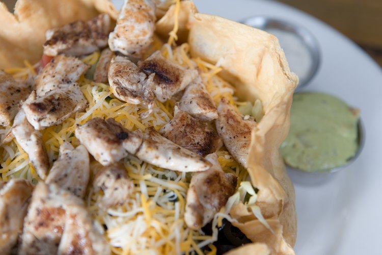 Personaliza tu ensalada de taco para bajar las calorías.