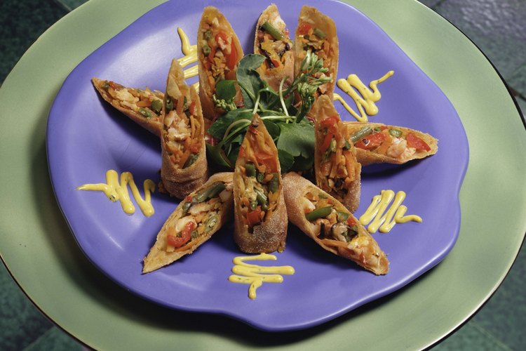 Los rollos de primavera generalmente se sirven con una salsa de mostaza caliente amarilla.