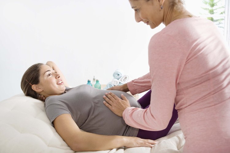 Algunas de las razones por las que es tan difícil encontrar una posición cómoda para dormir estando embarazada se debe a la ampliación del abdomen, a los calambres en las piernas, a la presión sobre el útero, a los dolores de espalda, a la dificultad para respirar y al ardor de estómago.