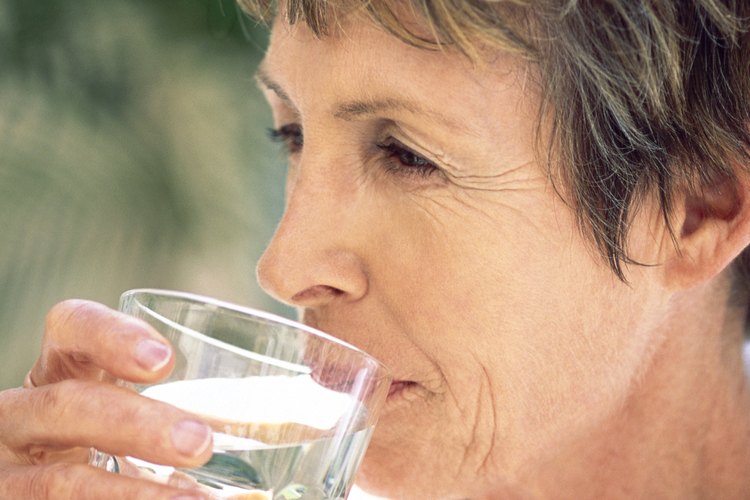 Disminuye tu riesgo de deshidratación bebiendo entre seis y ocho vasos de agua al día.