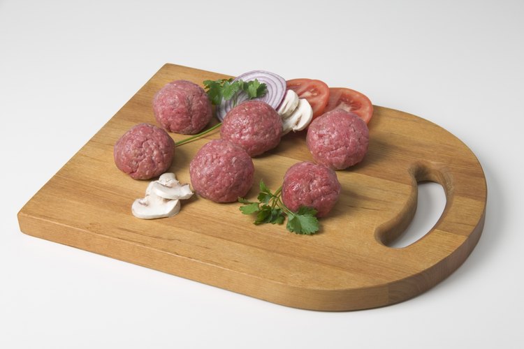 Mezcla la cebolla y otros ingredientes dentro de la carne molida antes de darle forma a tus albóndigas, tortitas o pastel de carne.