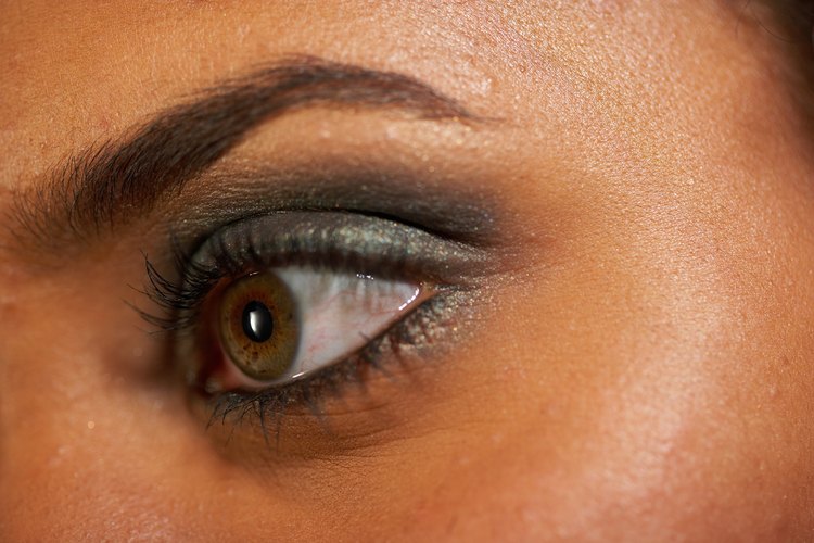 Las cejas oscurecidas destacan los ojos verdes.