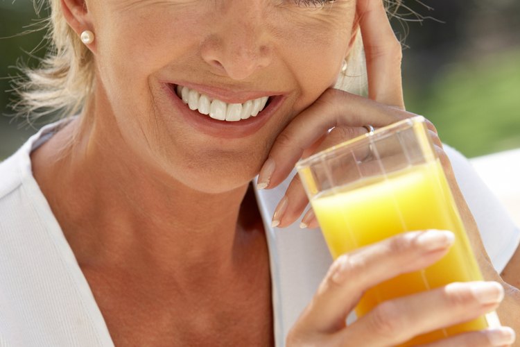 El jugo de naranja te ayuda a satisfacer la ingesta diaria recomendada de potasio.