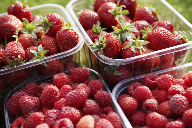 Frambuesas y fresas.