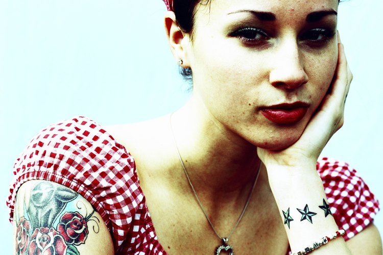 Cuida tu piel para mantener la tinta roja del tatuaje brillante por más tiempo.