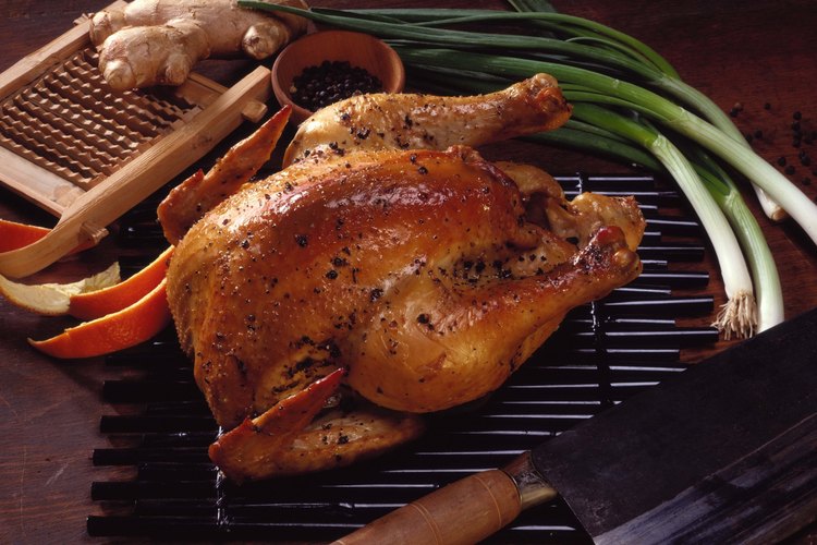 Inserta una pinza robusta en la cavidad del pollo para rotarlo fácilmente.