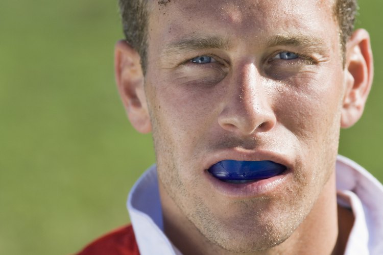 El rugby exige el uso de un protector bucal.