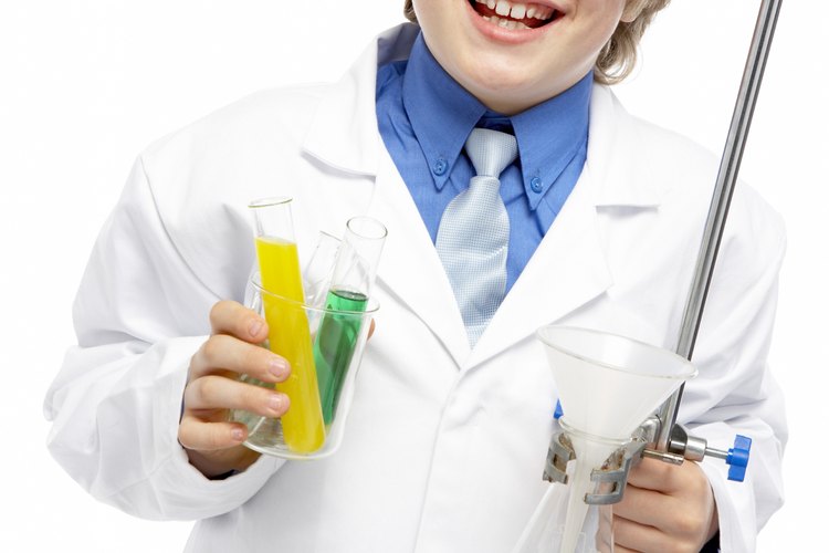 Los niños pueden explorar la química con objetos encontrados alrededor de la casa.