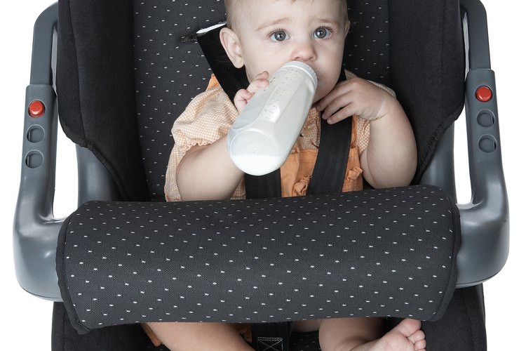 Puedes usar un asiento de seguridad con barra protectora, pero un asiento de automóvil con arnés de cinco puntos proporciona una mejor protección.