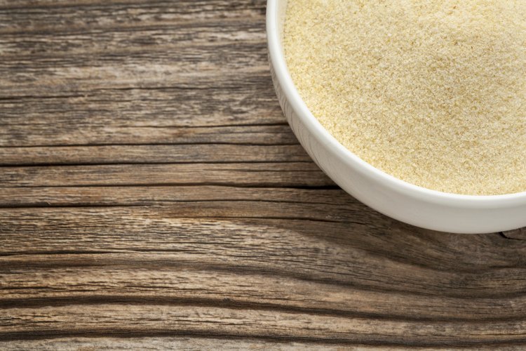 La harina de sémola se utiliza para hacer pasta, pizza y pan.