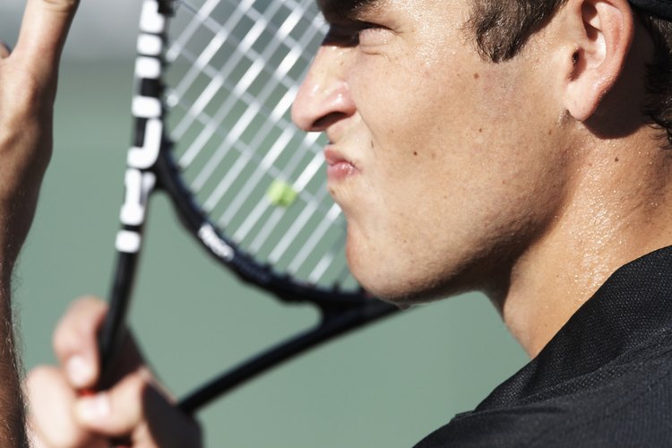 No hay un regla en cuanto a la frecuencia con la que debes sustituir el encordado de tu raqueta de tenis.