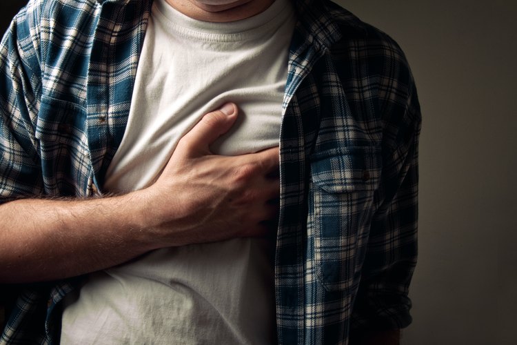 Un ataque al corazón puede causar tanto dolor en el pecho como en la espalda.