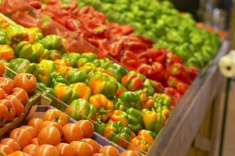 Los vegetales mantienen a la lubina húmeda mientras se hornea.