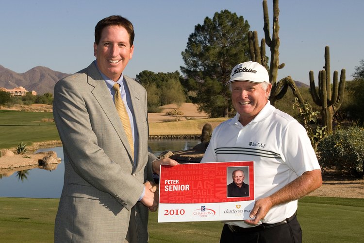 Peter Senior, a la derecha, después de ganar el torneo clasificatorio nacional del Champions Tour 2009.