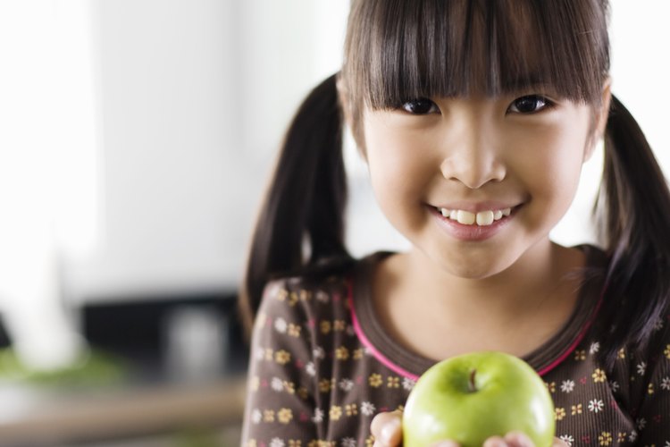 Los niños con diabetes tipo 1 deben comer comidas saludables como cualquier otro niño de su edad.