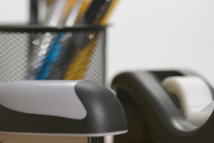 Asegúrate de que la grapadora esté libre de grapas atascadas antes de utilizarla como un equipo de reparación para tu vestido.