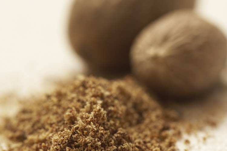El polvo de nuez moscada proviene de la fruta del árbol de nuez moscada o myristica fragrans..