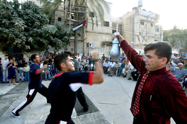 El wing chun se ha vuelto popular entre los hombres y las mujeres por su efectividad y por el énfasis en la técnica sobre el tamaño y la fuerza.