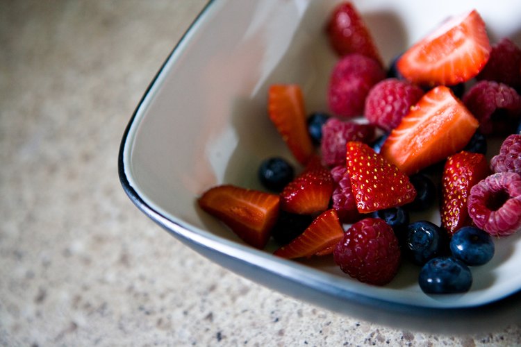 Los alimentos ricos en antioxidantes pueden complementar un plan de salud para la tiroides.