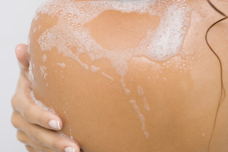Una esponja de lufa se usa para la exfoliación